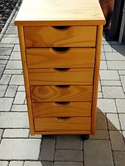 dřevěná, smrková, 6 šuplíková komoda, pojízdná kolečka