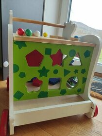 Dětská dřevěná interaktivní kostka na kolečkách