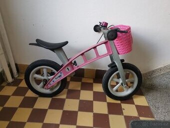 First bike s adaptérem, zvonečkem a košíčkem