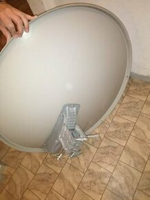 Satelitní parabolu s konvertorem a motorem - 1