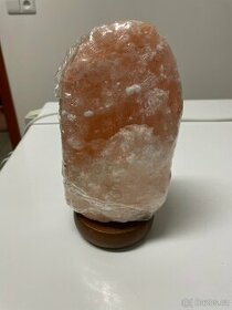 Lampa ze solných krystalu z Himaláje