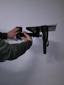 Držák na televizi, monitor, nebo něco podobného