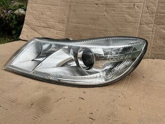 Přední světlo levé Octavia 2 facelift.