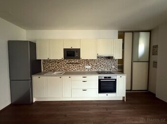 Kuchyně Oresi včetně spotřebičů + skříň a stěna