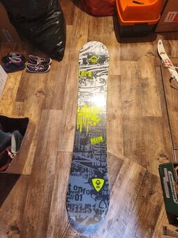 Nový snowboard Raven