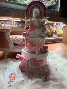 LUXUSNÍ PATROVÝ DORT Z DĚTSKÝCH PLEN+HRAČKA