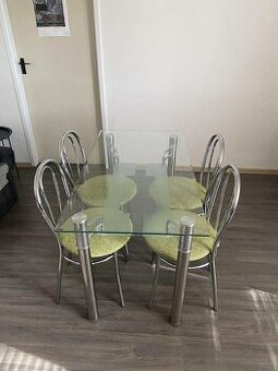 jídelní stůl se židlemi