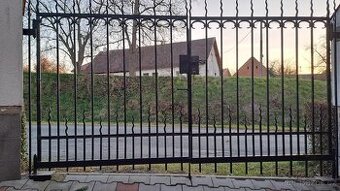 Kovaná dvoukřídlá brána, vrata