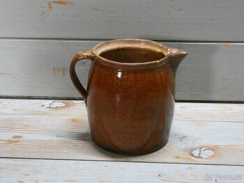 Kameninový mlékáč