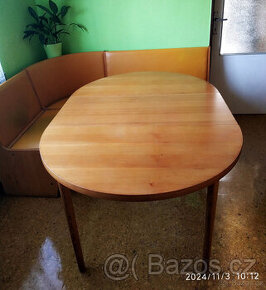Oválný/kulatý rozkládací jídelní stůl. Česká výroba. Retro.