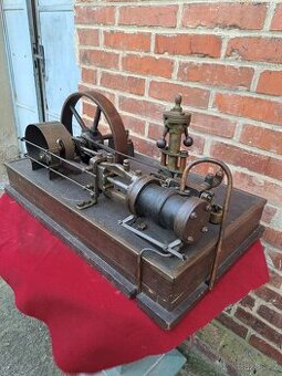 Mimořádný a velký model parního stroje..