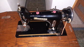 šlapací šicí stroj Minerva ve skříňce