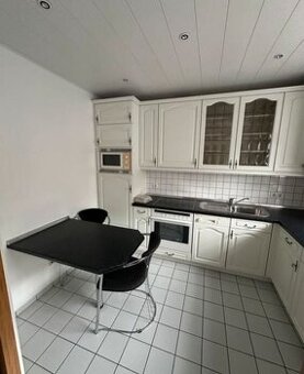 Kuchyně se spotřebiči a jídelním koutem,5789