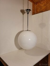 lustr z poniklované mosazi, velká bílá opálová koule 35 cm