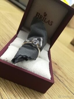 Stříbrný prstýnek se zirkonem