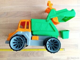 Auto popeláři s popelnicí...