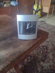 Elektrický budík se strojkem Quartz