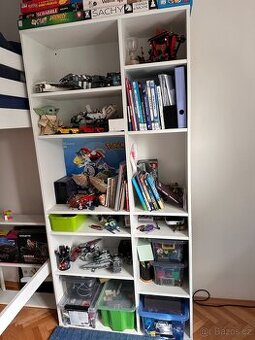 Policový díl v bílé barvě