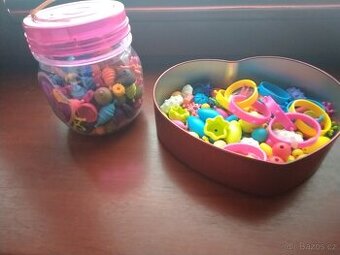 Spojovací korále a Tvary Beauty pops B-Toys - 2 sady