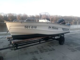 Laminátový člun s motorem