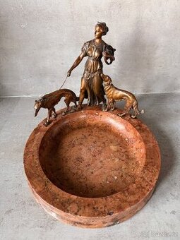 Soška Artemis na mramorové misce