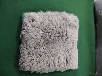 Podsedák z pravé ovčí kůže s dlouhou vlnou  cca 40x40cm šedý