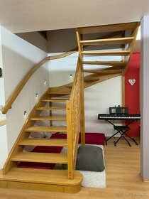 Masivní dřevěné schodiště