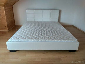 Manželská postel 160x200 s lamelovým roštem a matrací. Bílá