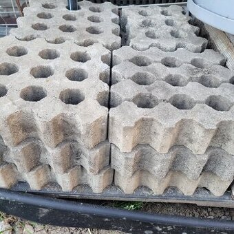 Daruji za odvoz betonové zatravňovací dlaždice 30x30x8 cm