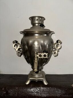 Krásný kovový samovar