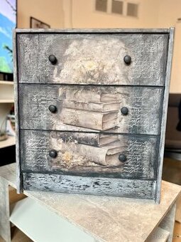 ✨ Originální vintage skříňka s motivem knih – ručně renovova