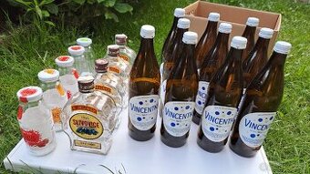 Prázdné láhve na slivovici, sirupy