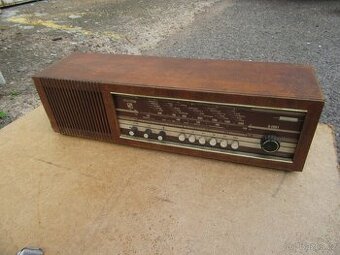 Nabízím staré radio R4901. Netestováno.  Nefunkční.  Jen co