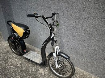 Motorová koloběžka Crosco Xco 4T motor 37 ccm