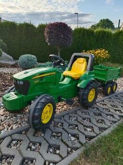Šlapací traktor John Deere 700028 + vůz