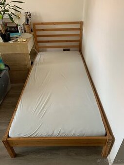 Dřevěná IKEA postel 90x200 cm (model Tarva) - 1