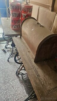 Starý šicí stroj na litinových nohách