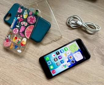 Apple iPhone SE 2 64gb černý- pěkný stav, kryty, IOS 26