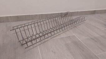 Kovový stojan na nádobí