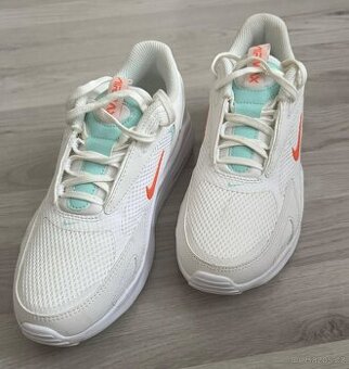 Dámské boty Nike Air Max Bolt v bílé barvě