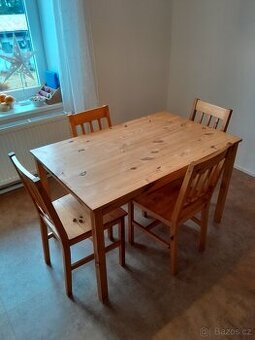 Jídelní stůl a 4 židle