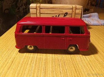 VW Mikrobus T2 červený