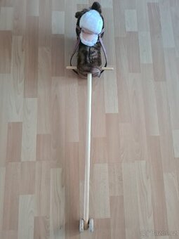 Krásný plyšový koník na tyči (Hobby Horse) s kolečky