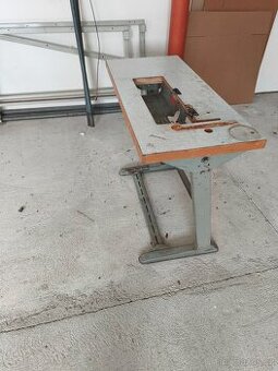 Podstavec pod šicí stroj