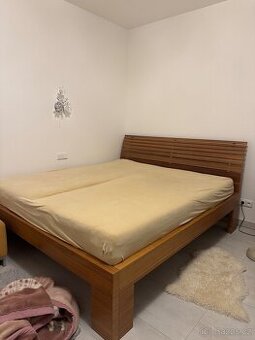 Kvalitní postel z masivu + 2 matrace