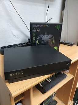Xbox One X + ovladač RAZER CHROMA sada