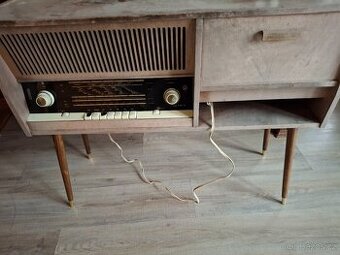 Rádio s gramofonem ze 70 let