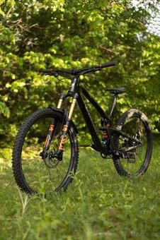 Propain Tyee CF (carbon) – špičkové enduro kolo – Fox Factor