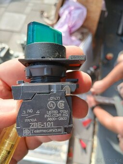 Otočné spínače Schneider Telemecanique ZBE-101 – 10 ks