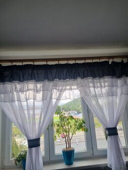 Krásná záclona šíře 4 m výška 160 cm